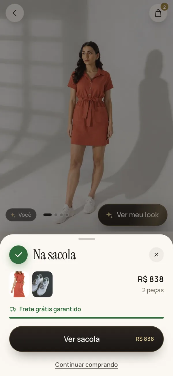 O vestido e o tênis juntos na sacola da loja.